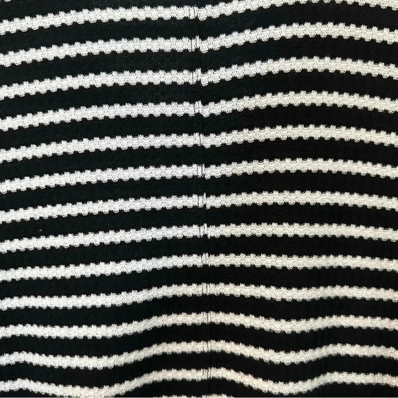 Torrid Women’s Long Sleeve Black & White Striped V-Neck Shirt Size 0, L, 12 GUC - Picture 6 of 8